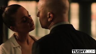 Пара аферистов развлекается после очередного удачно выполненного задания