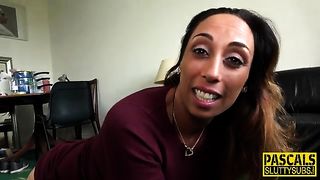 Зрелая милфа делает экстремально глубокий минет и трахается в попу