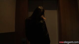 Похотливую горничную трахает в зад чернокожий хозяин