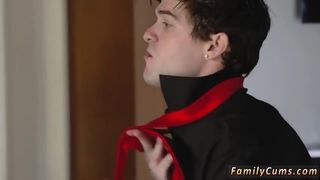 Зрелая мачеха с большими сиськами отсасывает хуй пасынка в тайне от его отца