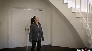 Грудастая тёлка подрочила незнакомцу большими буферами и поеблась с ним раком