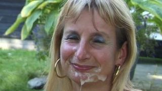 Старая давалка дрочит на пляже толпе мужиков и принимает сперму в рот и на дойки