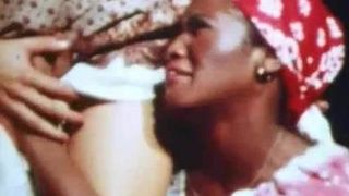 Солдат трахнул красивую девушку и рабыню негритянку и кончил на упругую попу