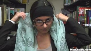 Красивая очкастая девка показывает большие сиськи в библиотеке