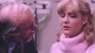 Миловидная медсестра трахается со старым очкастым профессором в кабинете