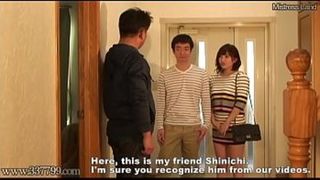 Молоденькая азиатка развлекается со своим бойфрендом на глазах у его папаши